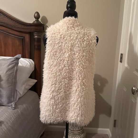 Ruyi Faux Fur Vest Color Cream size s/m - Picture 2 of 3